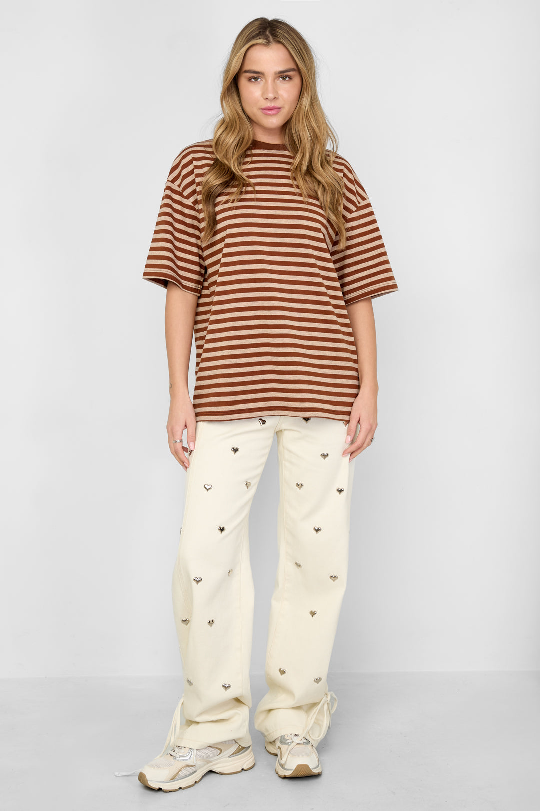 Het kleurrijke gestreepte T-shirt